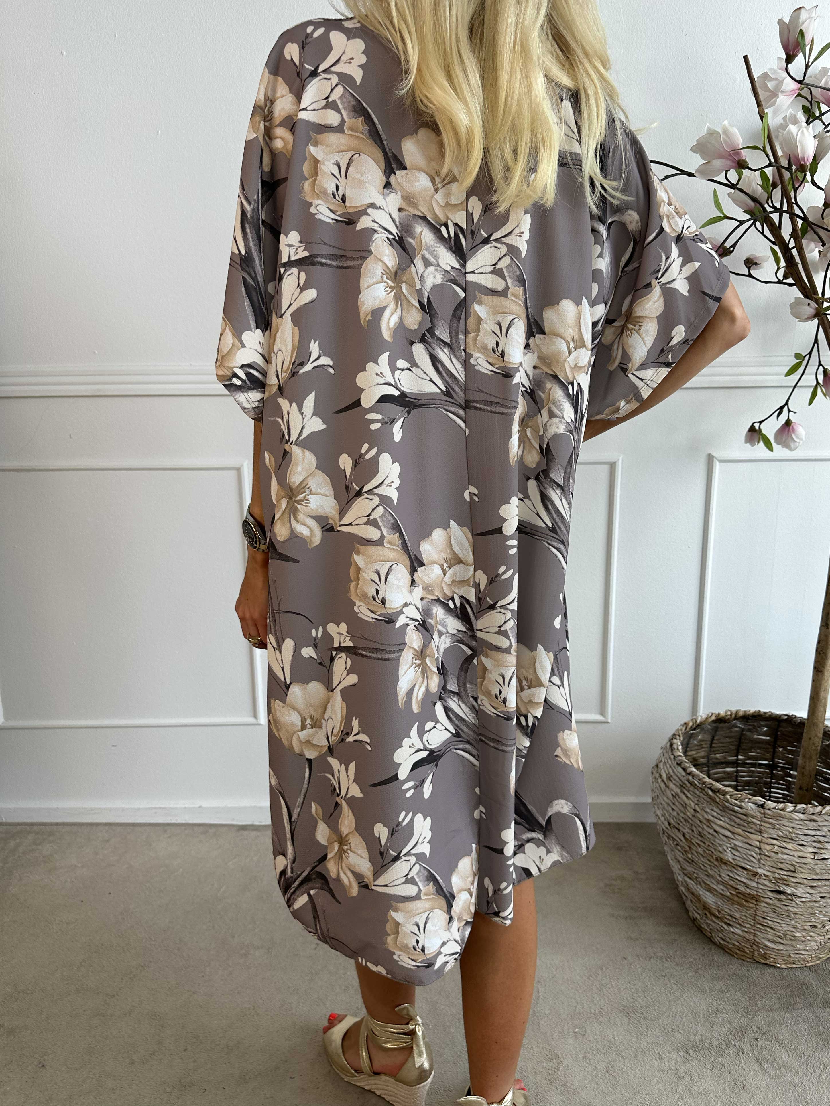 Mallie - Skjortekjole med blomsterprint med v-udskæring